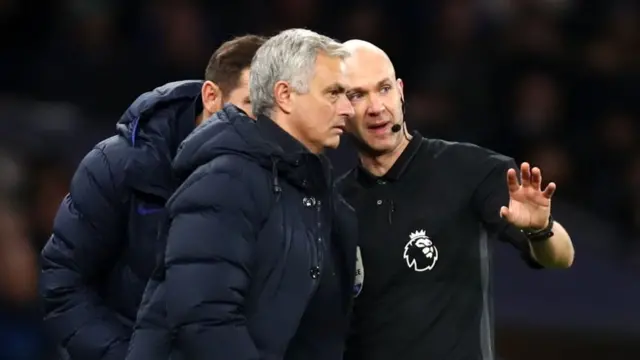 토트넘 측은 경기를 중단하고 장내 방송을 통해 인종차별 행위를 경고했다