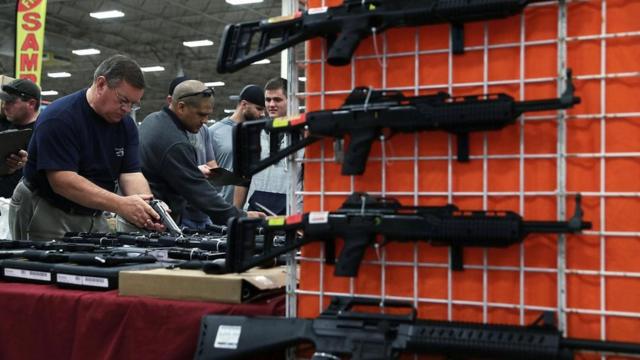 تسهم تجارة الأسلحة النارية بنحو 50 مليار دولار في الاقتصاد الأمريكي، وهذه النسبة ليست كبيرة مقارنة مع حجم الاقتصاد ككل