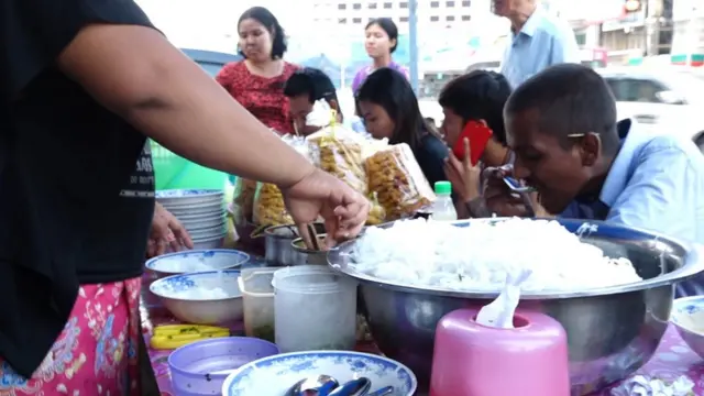 မုန့်ဟင်းခါးဟာ မြန်မာနိုင်ငံအောက်ပိုင်း နေရာအနှံ့အပြားမှာ လူအများ မနက်စောစာ အဖြစ်စားသုံးလေ့ရှိ