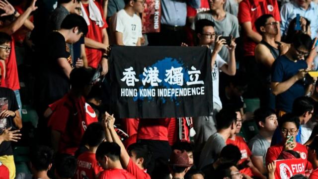 香港球场上近年多次出现“香港独立”标语。