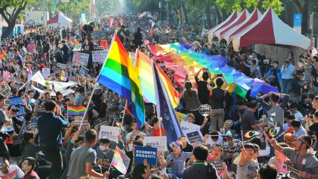 台北濟南路上「挺同」人士揮舞彩虹旗(台灣中央社圖片26/12/2016)