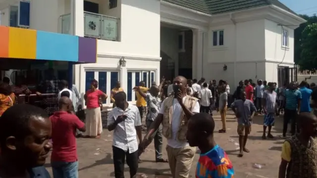 Aworan awọn araalu to peju sile Kọmisana ti wọn lo jin de