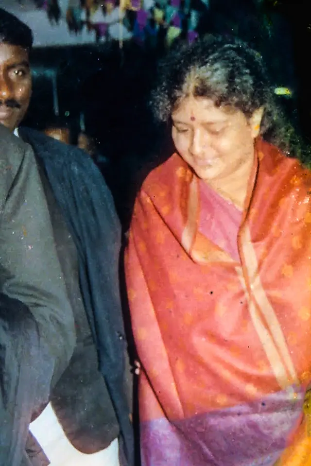 1996ல் ஜெயலலிதா மீதான சொத்து குவிப்பு வழக்கு தொடர்பாக சென்னை சிறப்பு நீதி மன்றத்தில் ஆஜராக சசிகலா வந்த போது எடுக்கப்பட்ட படம்.