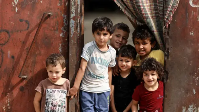 أطفال فلسطينيون يلعبون بجوار منزلهم في مخيم الشاطئ للاجئين في مدينة غزة، 12 أكتوبر/تشرين أول 2021