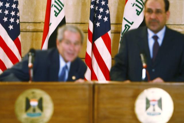 Bush en Bagdad en el momento del zapatazo.
