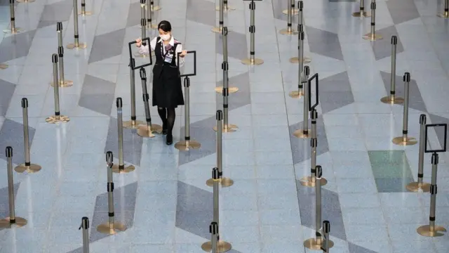 Sân bay Haneda của Tokyo vào tháng 3 khi virus corona lan rộng trên toàn cầu. Mặc dù vắng hơn nhiều, sự giãn cách xã hội được áp dụng triệt để tại các sân bay