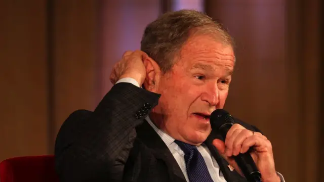 الرئيس بوش خلال حديثه في مؤتمر من عام 2022