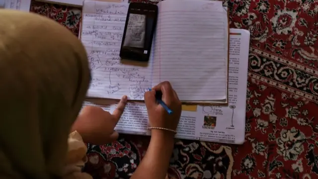 ஆசிரியர்களுடன் மாணவர்கள் தொடர்புகொள்ள ஒவ்வொரு வகுப்பிற்கும் என உடனடியாக குறுஞ்செய்தி அனுப்பும் குழுக்களை உருவாக்கிக்கொள்ளலாம்