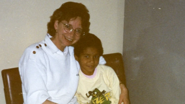 Christina Rickardsson cuando era niña junto a su madre adoptiva.