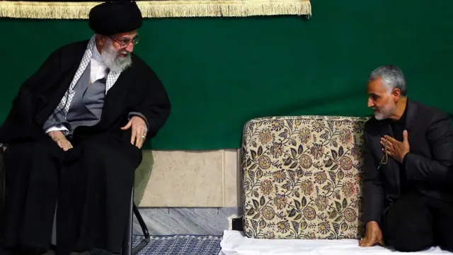 Khamenei salue Soleimani, 2015