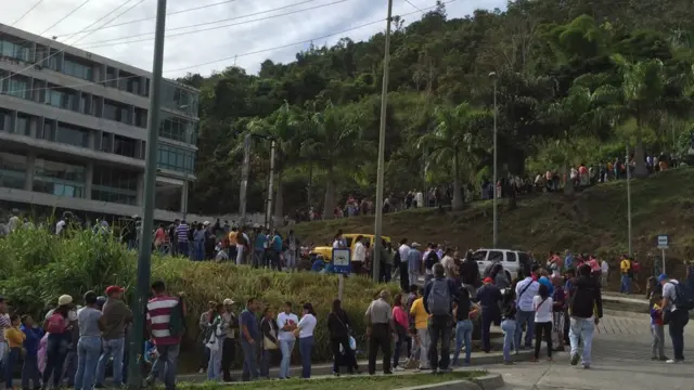 Fila de personas para acceder a un supermercado un lunes a las 8:00 horas.