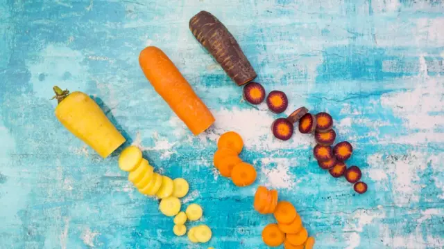 Разноцветная морковь.