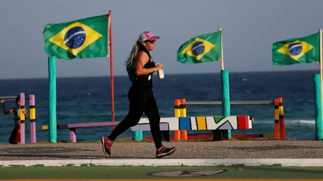 Mulher correqual o melhor jogo do pixbetciclovia da Barra da Tijuca