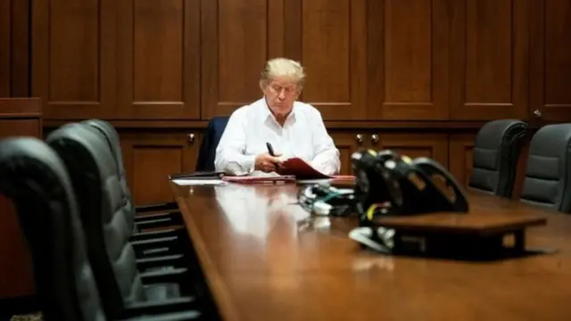 آقای ترامپ در حال کار در اتاق کنفرانس بیمارستان نظامی والتر رید