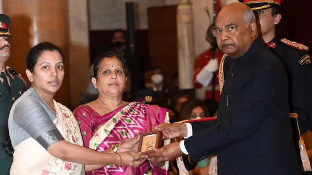 పురస్కారం అందుకుంటున్న సంతోష్ బాబు భార్య, తల్లి