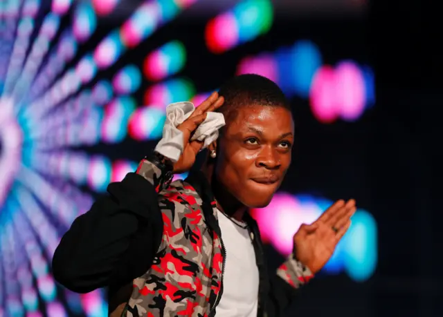 Wani kenan da yake rawa saboda murnar sabuwar shekara a birnin Legas da ke Najeriya.