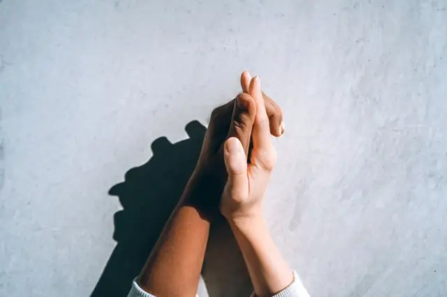 নন বাইনারিরা মনে করেন তারা নারী পুরুষ কোনোটিই নয়।