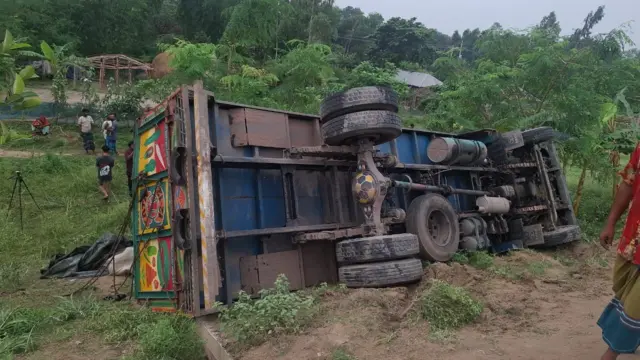 আজ ২৫শে ফেব্রুয়ারি ভোররাতে ট্রাকটি উল্টে যায় 