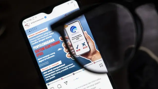 Warga menggunakan aplikasi media sosial Instagram di Jakarta, Senin (18/7/2022). Kemenkominfo akan memblokir beberapa aplikasi terkait adanya pendaftaran Penyelenggara Sistem Elektronik (PSE) sebagai upaya pemerintah Indonesia untuk melindungi konsumen masyarakat, diantaranya Google, Facebook, Instagram, dan WhatsApp.