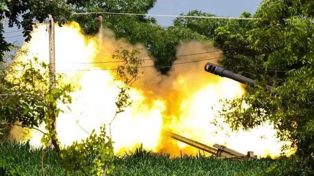 Artileri Thailand melepaskan tembakan ke wilayah Kamboja pada hari kedua pertikaian, Jumat (25/07).