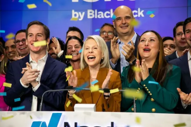 Samara Cohen, de BlackRock, et des représentants de Coinbase ont donné le coup d'envoi de la journée de négociation au Nasdaq, à New York, le 11 janvier.