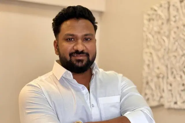 पाऊस पडला की प्रचंड ट्रॅफिक जॅम आणि पाण्यामध्ये अडकण्याची वेळ येते, असं आनंद चौगुले सांगतात