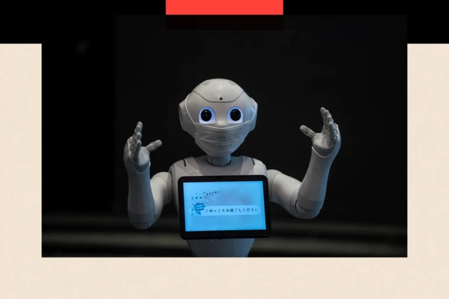 Робот в медицинской маске и с экраном на животе разводит руки в стороны