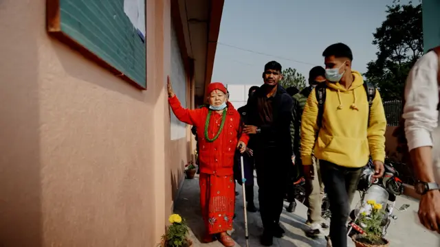 कक्षा १२ को परीक्षामा सहभागी हुँदै रत्नकुमारी सुनुवार।