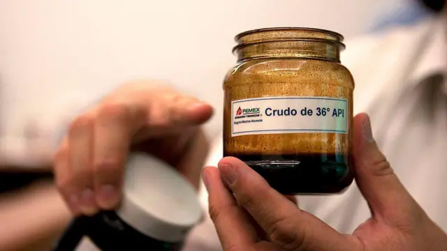 Un trabajador de Petróleos Mexicanos explica la mezcla óptima para crear un crudo superligero llamado Olmec en una planta ubicada en Ciudad del Carmen.