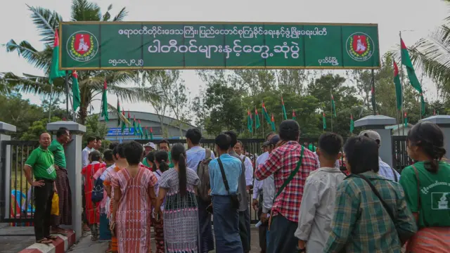 ဧရာဝတီတိုင်းက ပါတီဝင်တွေနဲ့ တွေ့ဆုံပွဲဆိုပြီး ကြံ့ခိုင်ရေးပါတီက အောက်တိုဘာ ၁၆ ရက်မှာ ထုတ်ပြန်ထားတဲ့ပုံ