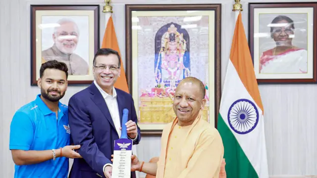 18 मार्च 2025 को उत्तर प्रदेश के मुख्यमंत्री योगी आदित्यनाथ के साथ लखनऊ सुपर जायंट्स के मालिक संजीव गोयनका और कप्तान ऋषभ पंत