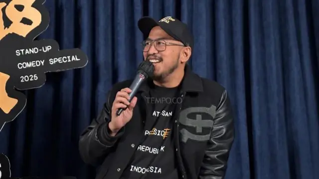 Pandji Pragiwaksono menghadiri acara konferensi pers tur Mens Rea di Markas Comika, Jakarta Selatan, Rabu, 16 April 2025. 