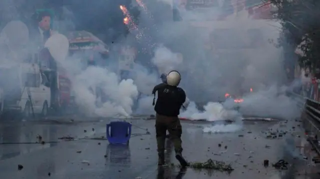 পুলিশের সাথে সংঘর্ষ 