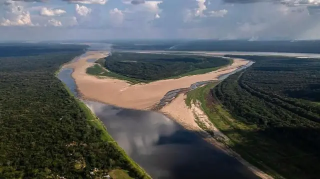 कॉप30 चं यजमानपद असलेला ब्राझील आणि त्याच्या शेजारील देशांमध्ये 2024 मध्ये भीषण दुष्काळ पडला होता, वैज्ञानिकांचं म्हणणं आहे की यात हवामान बदलाची मोठी भूमिका होती