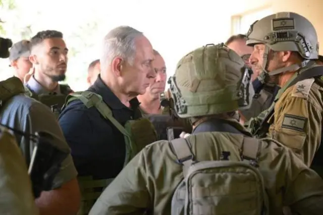 Netanyahu conversa com militares israelenses