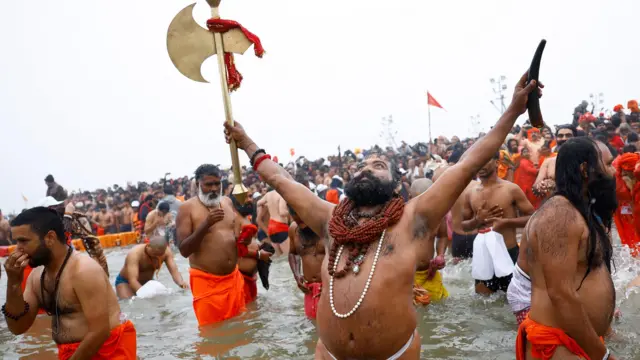  கும்பமேளா, நாகா துறவி, அகரா, இந்து மதம்