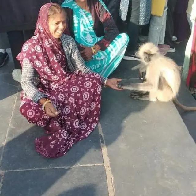 کنچن بائی گاؤں کے جئے ماتا دی سیلف ہیلپ گروپ کی صدر تھیں اور آنگن واڑی کا کام سنبھالتی تھیں۔
