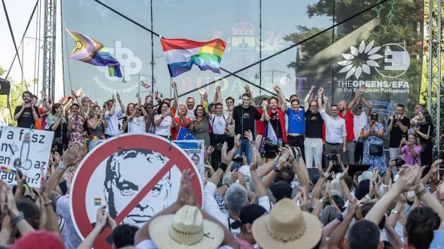 Budapeşte'deki onur yürüyüşünde kalabalık. 