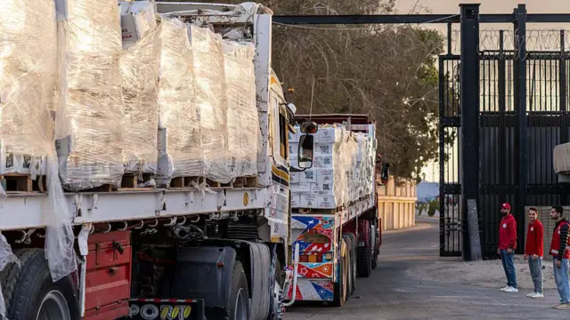 Camiones cargados de ayuda humanitaria entrando a Gaza desde el paso de Rafah.