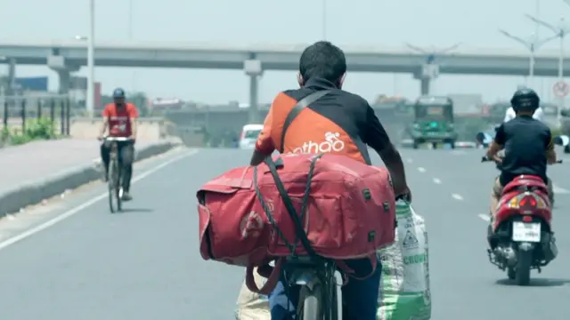 পণ্য ডেলিভারি দিতে যাচ্ছেন একজন ডেলিভারিম্যান