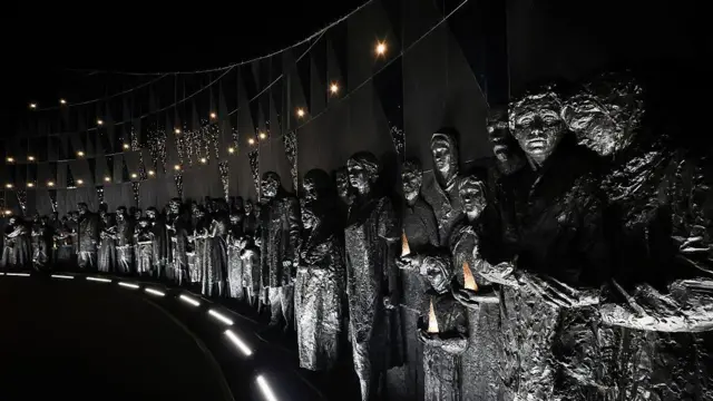 یک مجسمه نصب شده به ساکنان صلح‌جوی قربانیان نسل‌کشی نازی‌ها در اتحاد جماهیر شوروی تقدیم شده است.