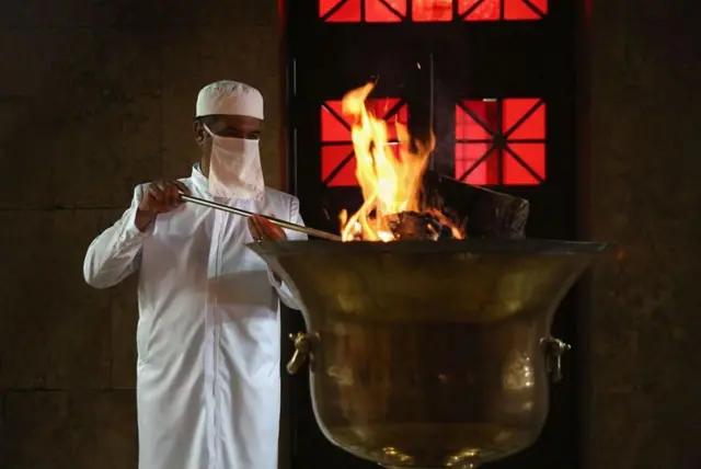 இரான் ஒரு காலத்தில் அகாமேனிய, பார்த்திய மற்றும் சசானிய போன்ற வம்சங்களால் ஆளப்பட்டது.