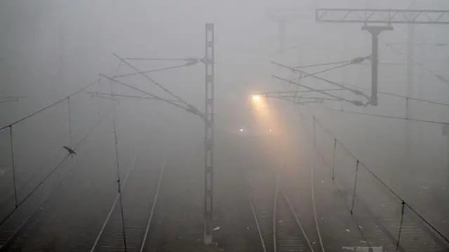 कोहरे के मौसम में ट्रेनों का संचालन बड़ी चुनौती रही है ( फ़ाइल फ़ोटो)