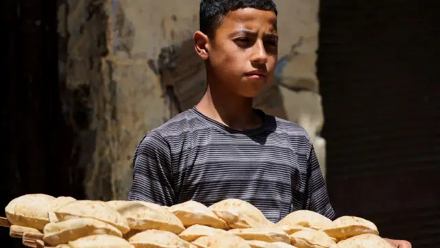 Aworan ọmọkunrin to gbe burẹdi lọwọ