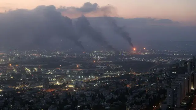 Şehrin uzaktan görüntüsü, bombaların düştüğü yerden dumanlar yükseliyor