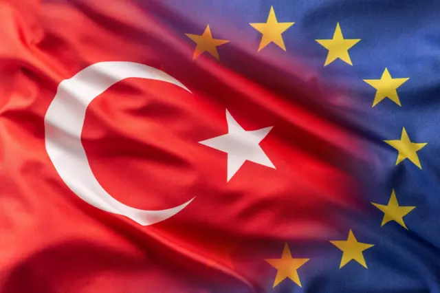 İç içe geçmiş Türkiye ve AB bayrakları.