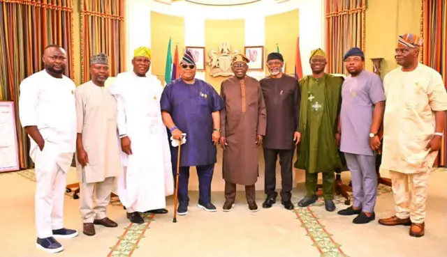 Adeleke pẹlu ikọ akọwọrin rẹ lo n ya aworan pẹlu Aarẹ Bola Tinubu ati awọn alabaṣiṣẹpọ aarẹ, lẹyin ipade