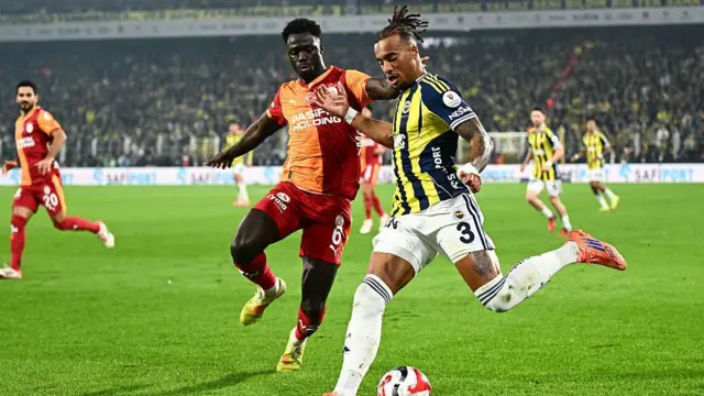 1 Aralık 2025'te Chobani Stadyumu'nda oynanan Türkiye Süper Lig 14. hafta maçında Fenerbahçe ile Galatasaray karşılaşması 1-1 sona ermişti. Fenerbahçe’den Archie Brown (3), Galatasaray’dan Davinson Sanchez (6) ile mücadele ediyor.