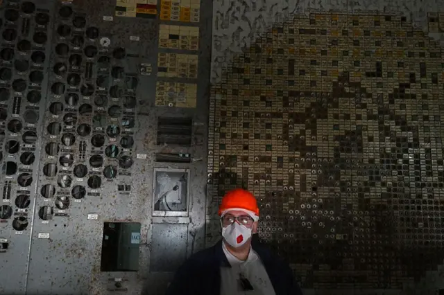 Un empleado de la central en la sala del reactor destruido en el accidente nuclear.