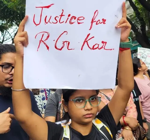
কলেজ স্কোয়্যারে মিছিলে হাঁটছে এক পড়ুয়া। 